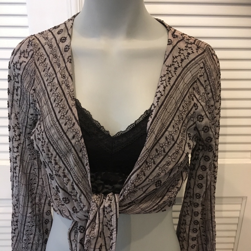 Blouse ties in the front